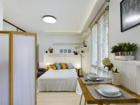 Comfortable Studio for 2 People with Bathtub and Balcony in Warsaw by Noclegi Renters